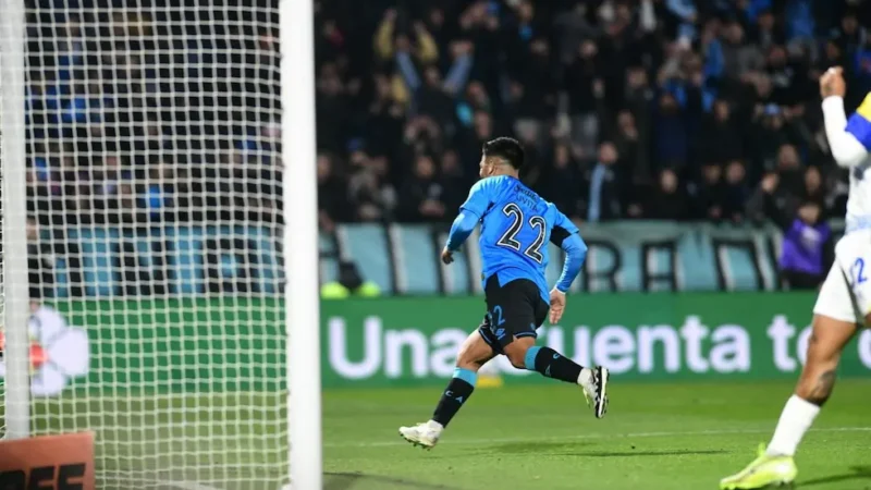 Tras una jugada a puro toque, Uvita Fernández puso en ventaja a Belgrano ante Central