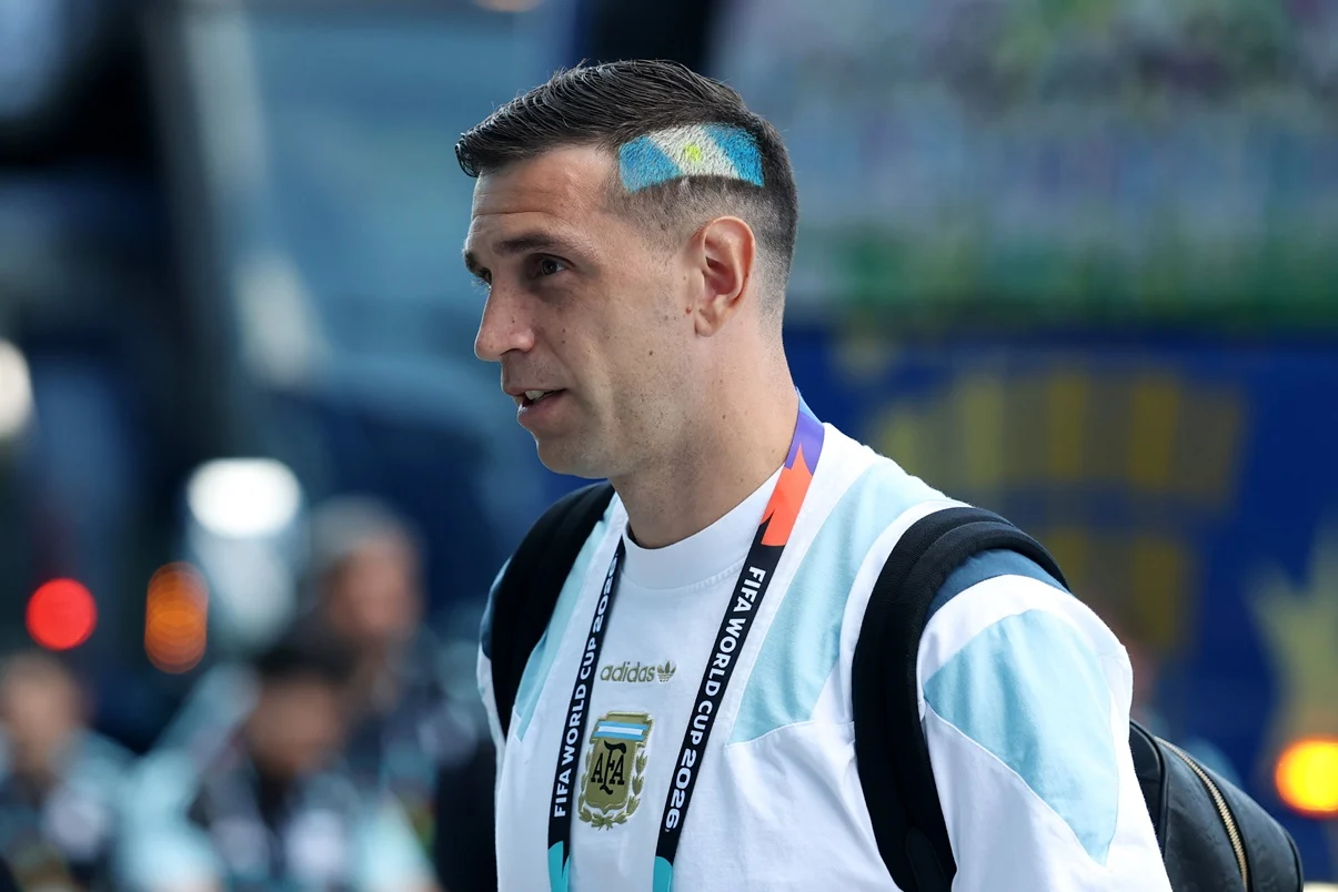 Silbatina de Inglaterra para el Dibu Martínez en Atlanta