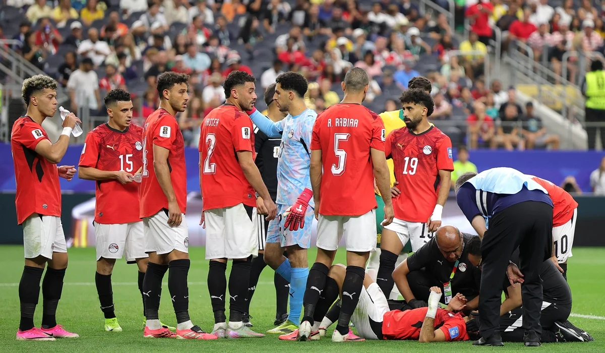 Gran susto en Australia vs Egipto por fuerte golpe de Mohamed Hany