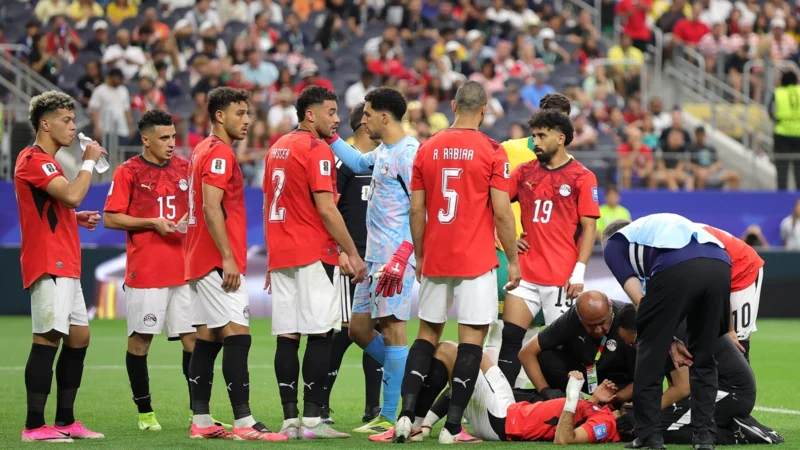 Gran susto en Australia vs Egipto por fuerte golpe de Mohamed Hany