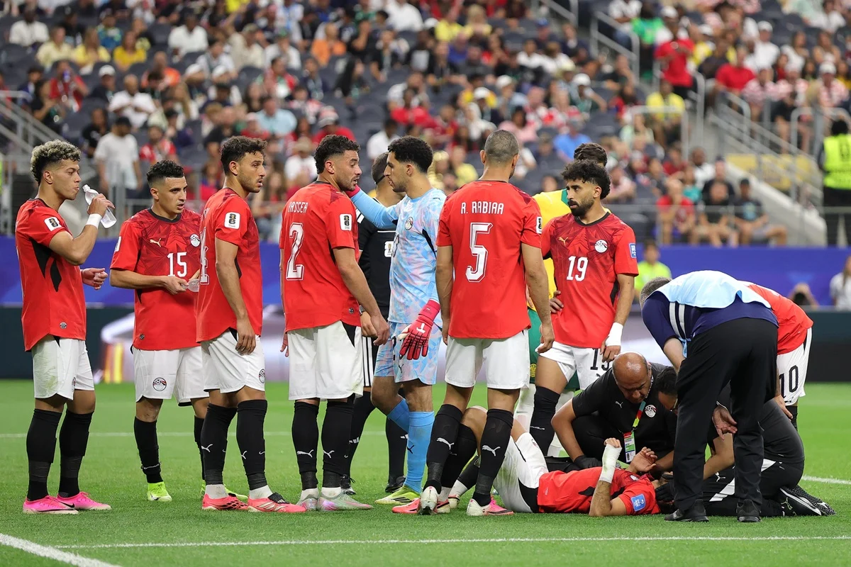 Gran susto en Australia vs Egipto por fuerte golpe de Mohamed Hany