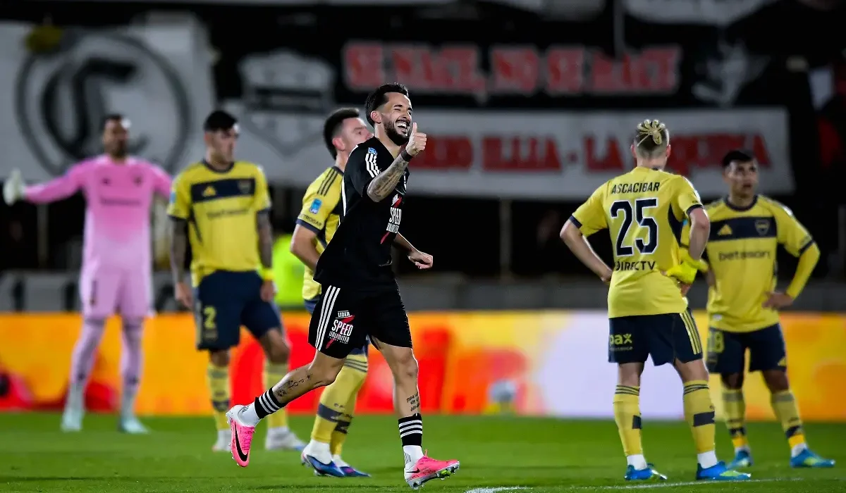 Riestra sorprendió a Boca con gol de Braian Sánchez en el inicio con dos cabezazos en el área