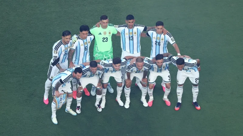 Argentina juega ante Suiza con brazalete negro por Rattin y hubo minuto de silencio por Jayden Adams