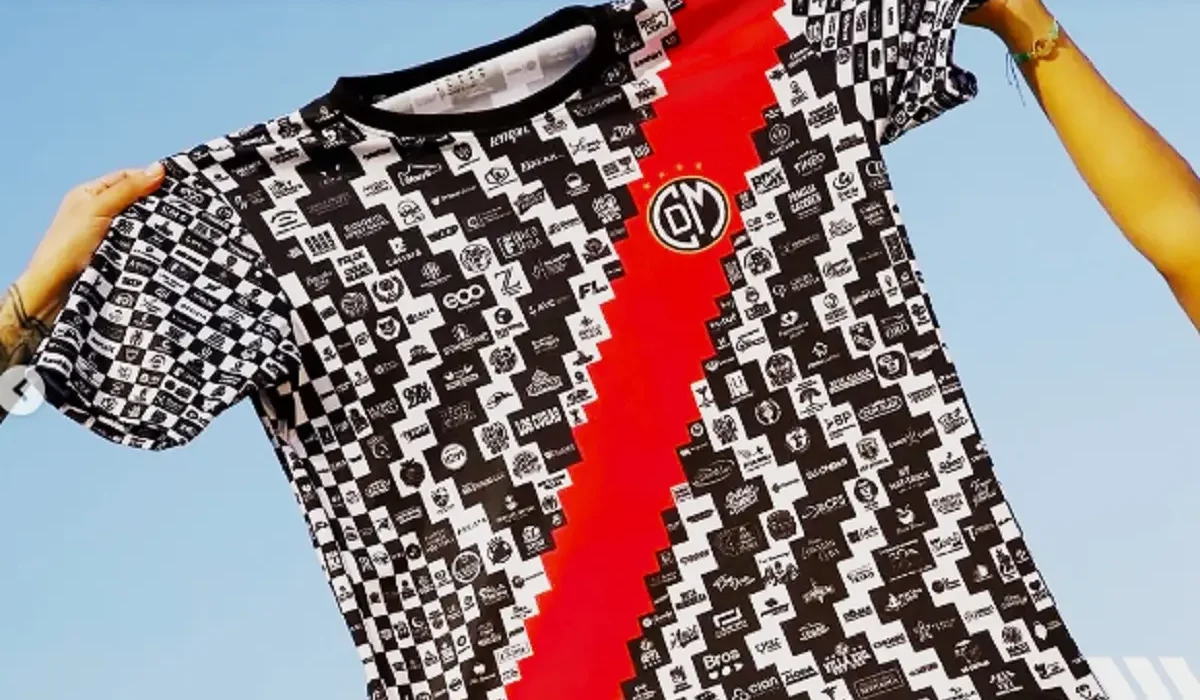 Un histórico club peruano presentó una insólita camiseta con 1.000 patrocinadores para salir de la crisis
