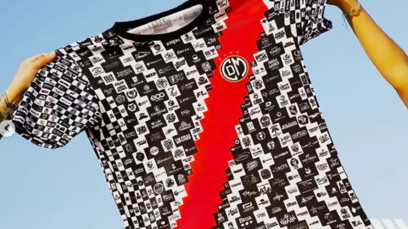 Un histórico club peruano presentó una insólita camiseta con 1.000 patrocinadores para salir de la crisis