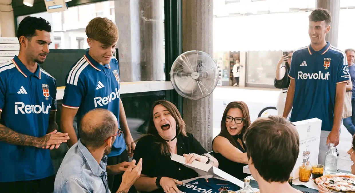 Como presentó su nueva camiseta y los jugadores la regalaron a los fanáticos en las calles de la ciudad