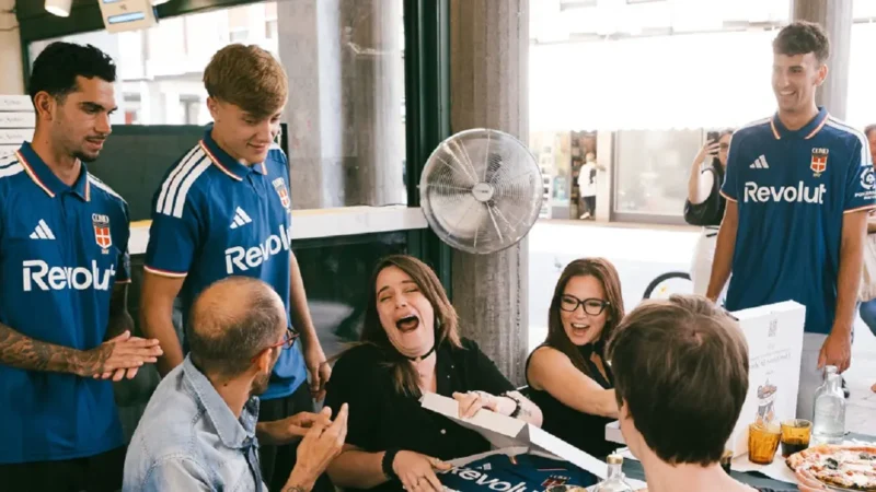 Como presentó su nueva camiseta y los jugadores la regalaron a los fanáticos en las calles de la ciudad