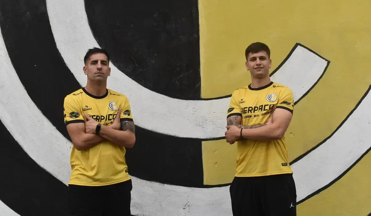 Comunicaciones presentó la nueva camiseta titular de Comu Sport, la marca propia del Cartero