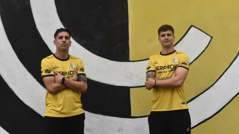 Comunicaciones presentó la nueva camiseta titular de Comu Sport, la marca propia del Cartero