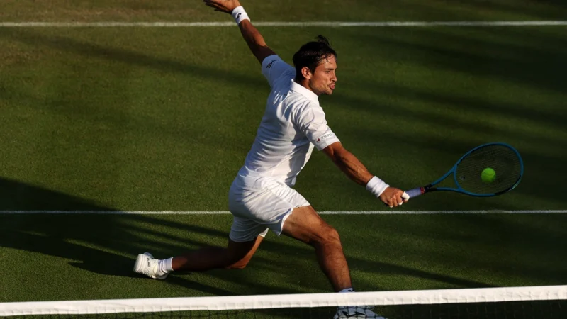 Navone no pudo con Cobolli y también cayó en Wimbledon