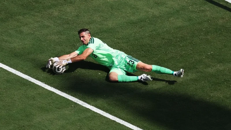 El futuro del Dibu Martínez y el horizonte en la Juventus: «Quiere irse del Aston Villa»