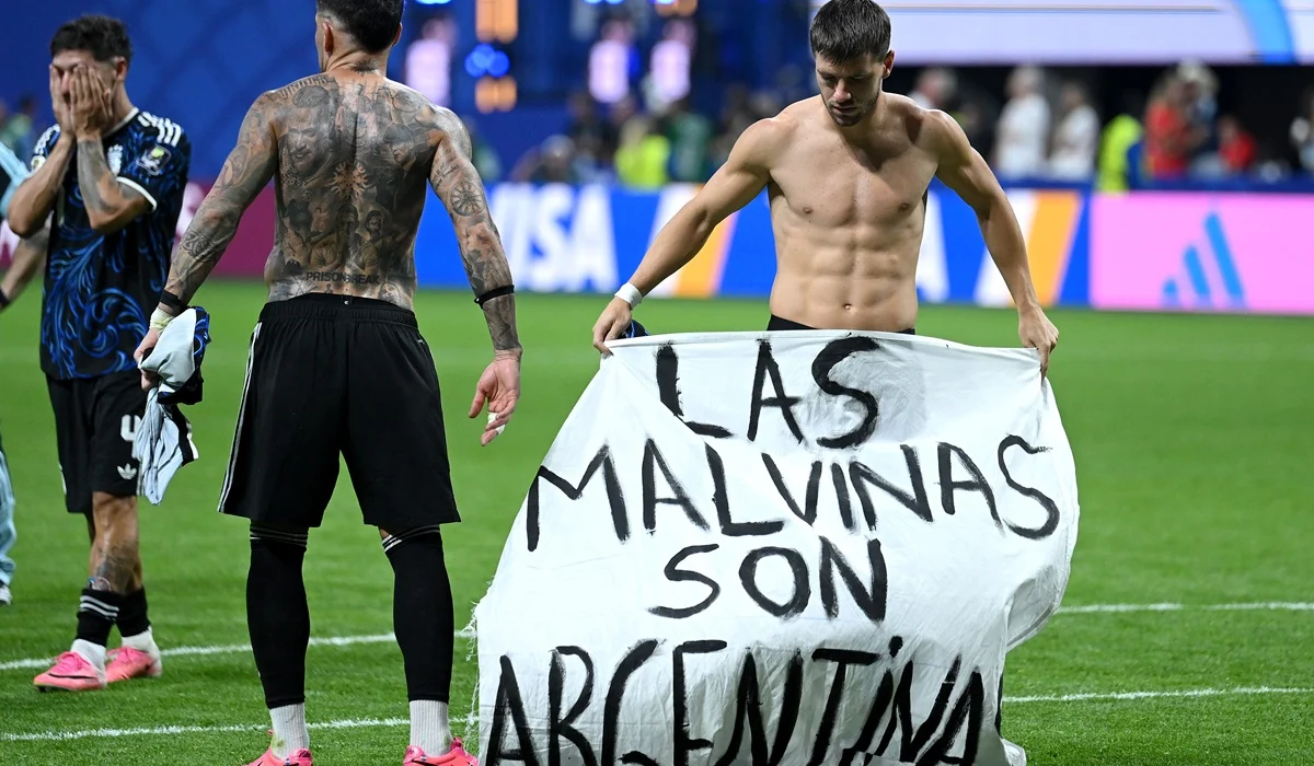“Las Malvinas son argentinas”: la bandera con la que los futbolistas argentinos encendieron emoción y polémica