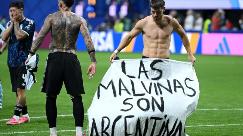 “Las Malvinas son argentinas”: la bandera con la que los futbolistas argentinos encendieron emoción y polémica