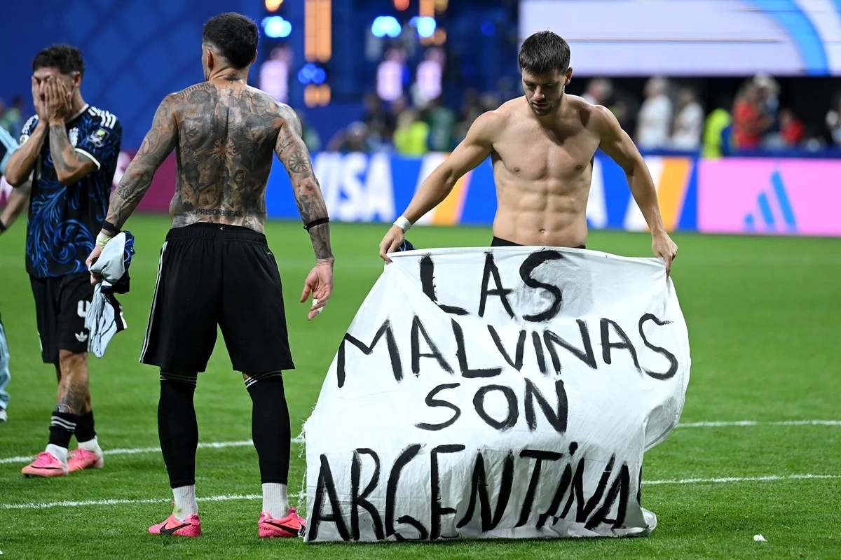 “Las Malvinas son argentinas”: la bandera con la que los futbolistas argentinos encendieron emoción y polémica