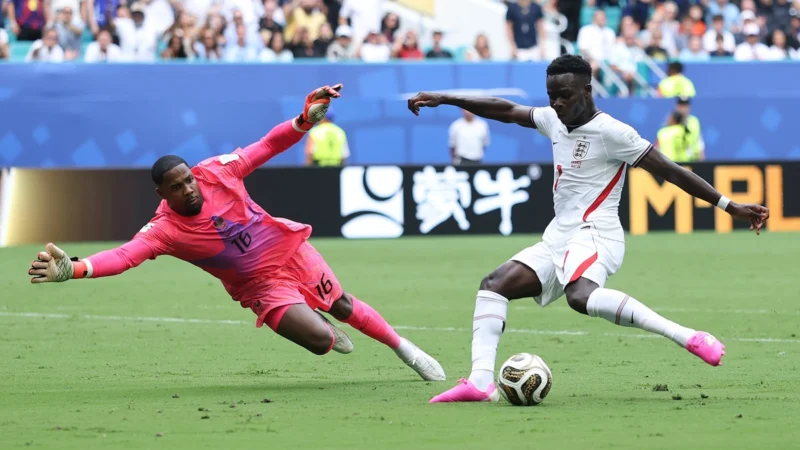 Inglaterra le da una paliza a Francia en Miami: 4-0 al descanso con doblete de Saka