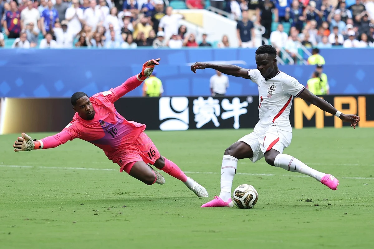 Inglaterra le da una paliza a Francia en Miami: 4-0 al descanso con doblete de Saka