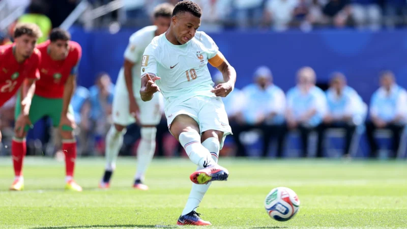 Kylian Mbappé falló por primera vez un penal en Copas del Mundo