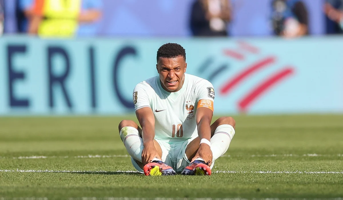 Mbappé se marchó lesionado en Francia vs Marruecos y se mostró con hielo en el banco de suplentes