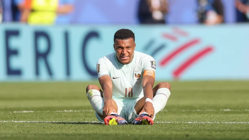 Mbappé se marchó lesionado en Francia vs Marruecos y se mostró con hielo en el banco de suplentes