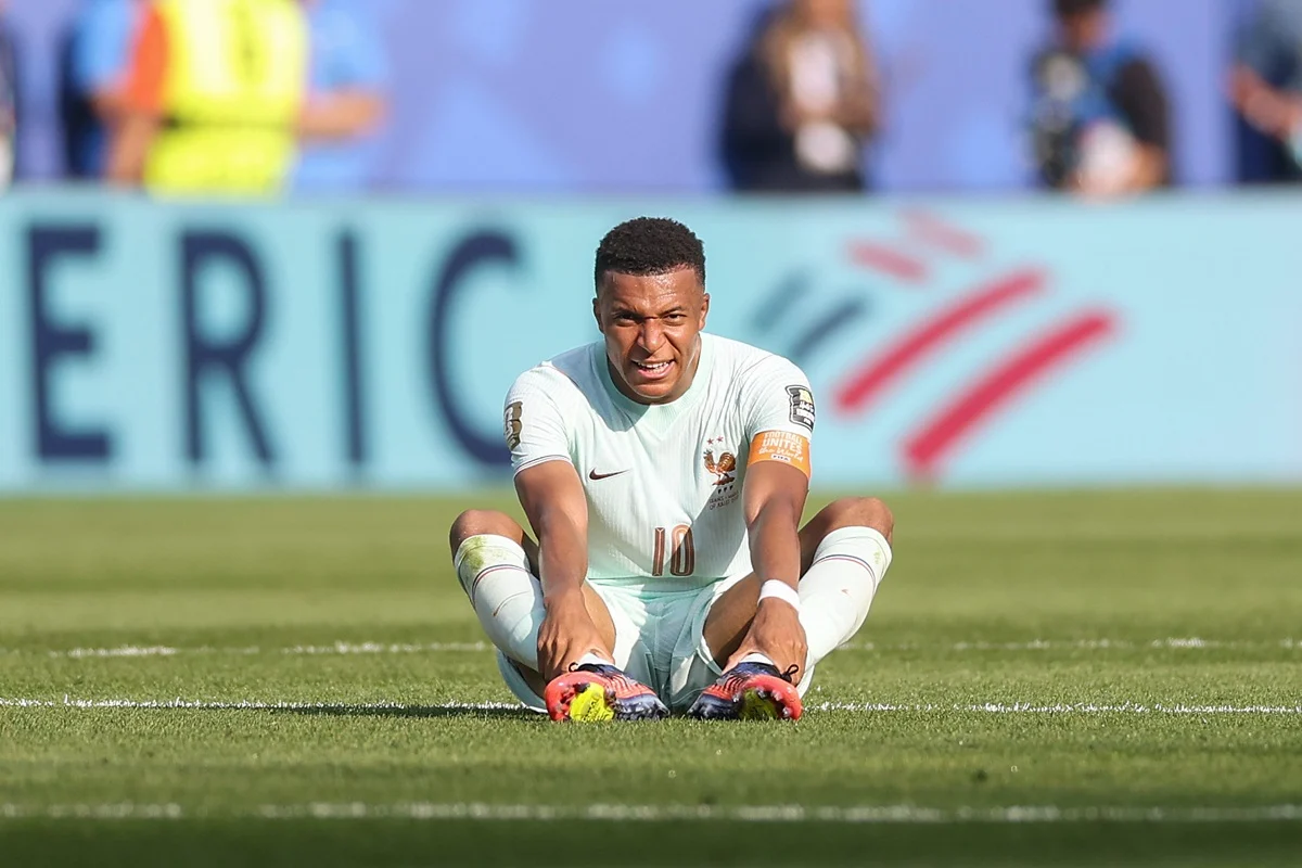 Mbappé se marchó lesionado en Francia vs Marruecos y se mostró con hielo en el banco de suplentes