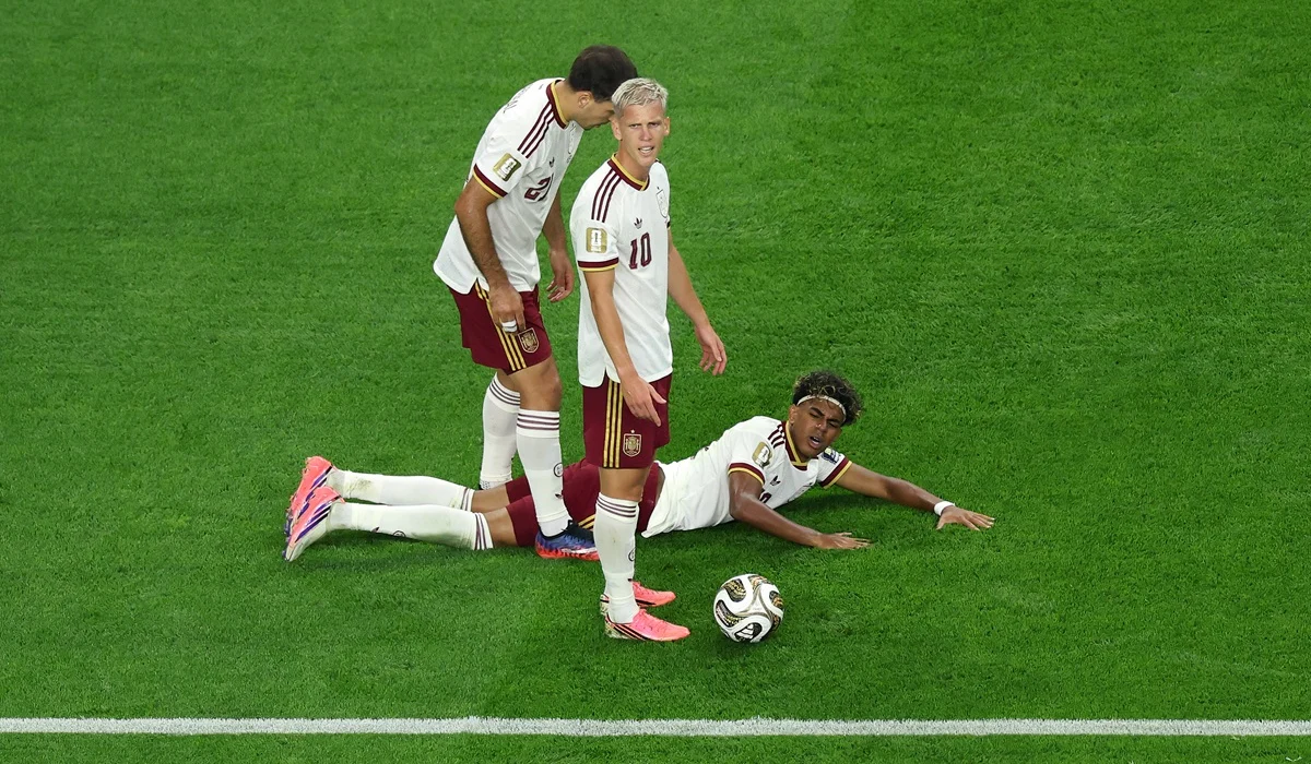Digne se complicó y Francia le regaló un penal a España en el Mundial
