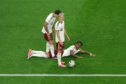 Digne se complicó y Francia le regaló un penal a España en el Mundial