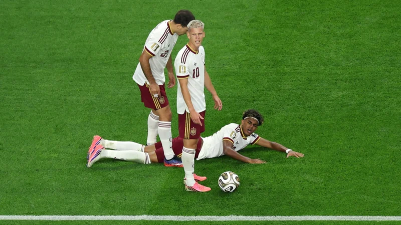 Digne se complicó y Francia le regaló un penal a España en el Mundial