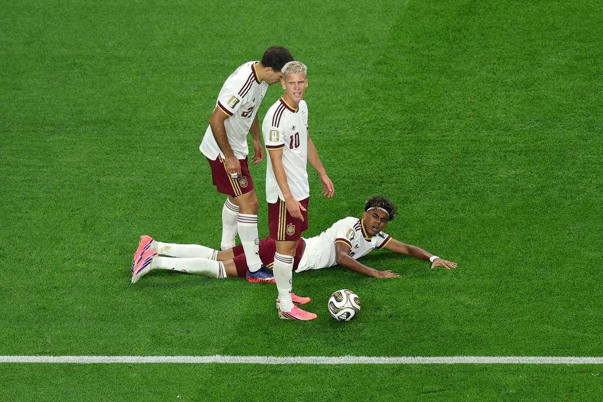 Digne se complicó y Francia le regaló un penal a España en el Mundial