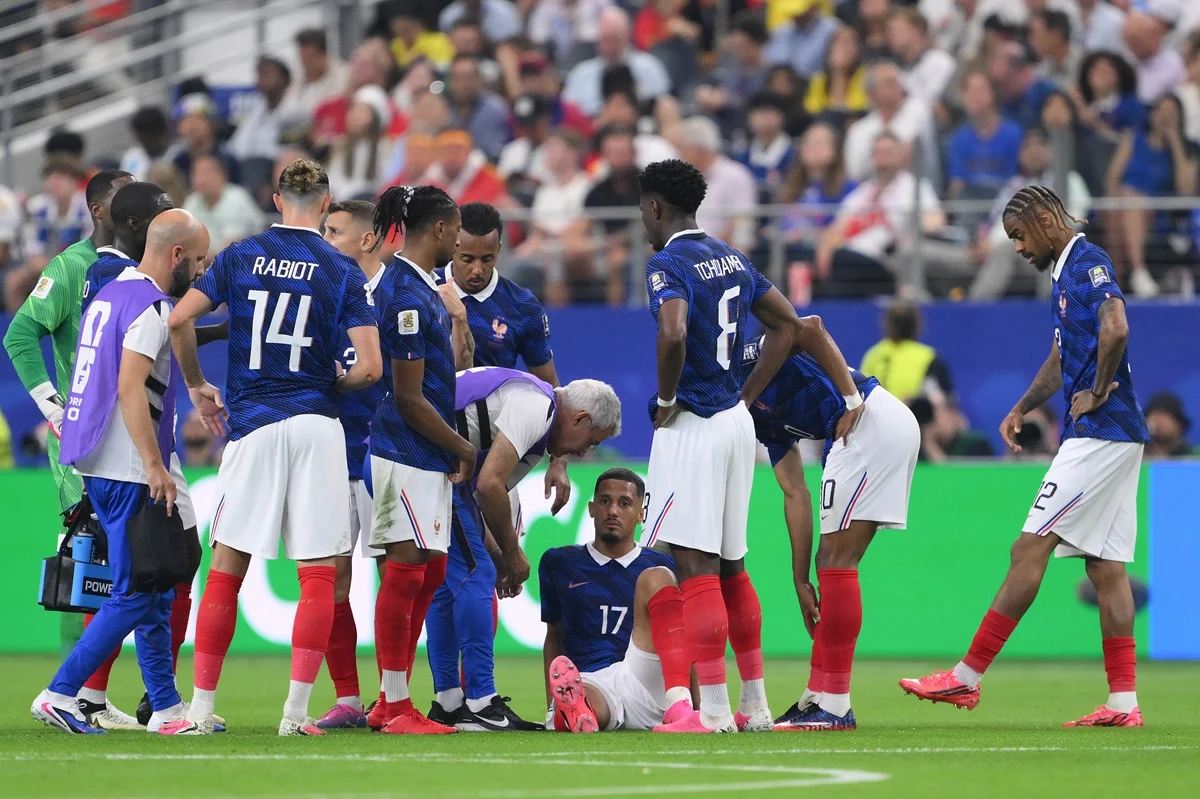 William Saliba salió lesionado y Francia se complicó ante España