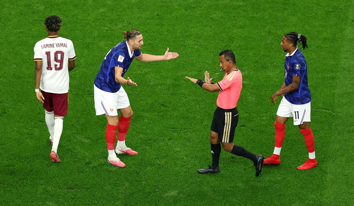 España pidió la expulsión de Rabiot y Deschamps lo sustituyó en el entretiempo