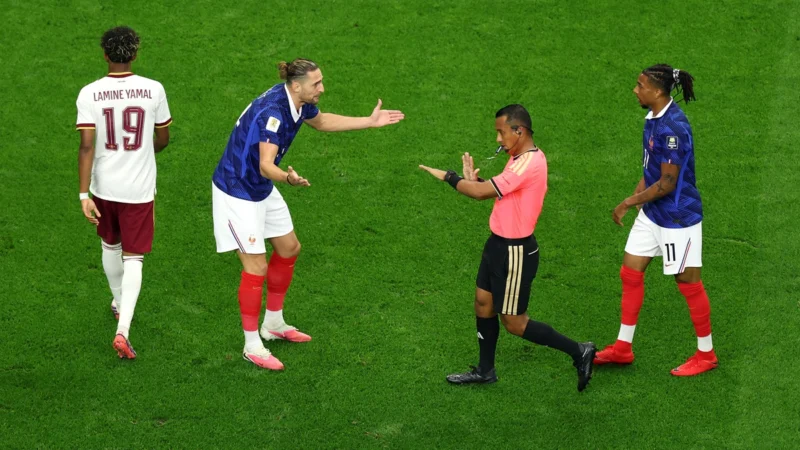España pidió la expulsión de Rabiot y Deschamps lo sustituyó en el entretiempo