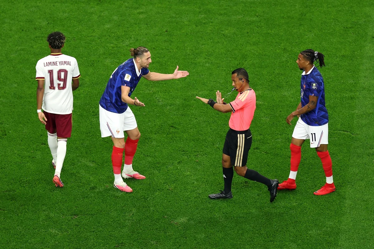España pidió la expulsión de Rabiot y Deschamps lo sustituyó en el entretiempo