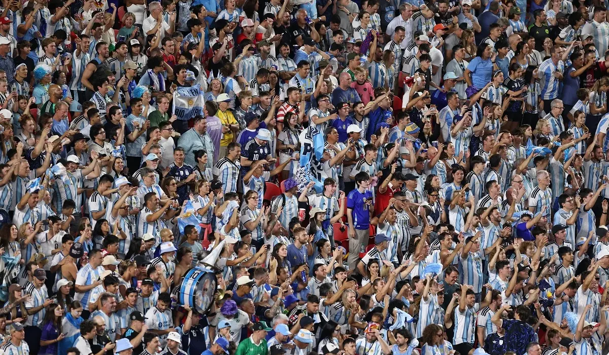 Hinchas argentinos estrenaron una nueva canción de Argentina en un banderazo improvisado en Miami