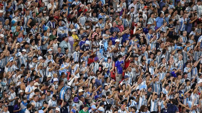 Hinchas argentinos estrenaron una nueva canción de Argentina en un banderazo improvisado en Miami