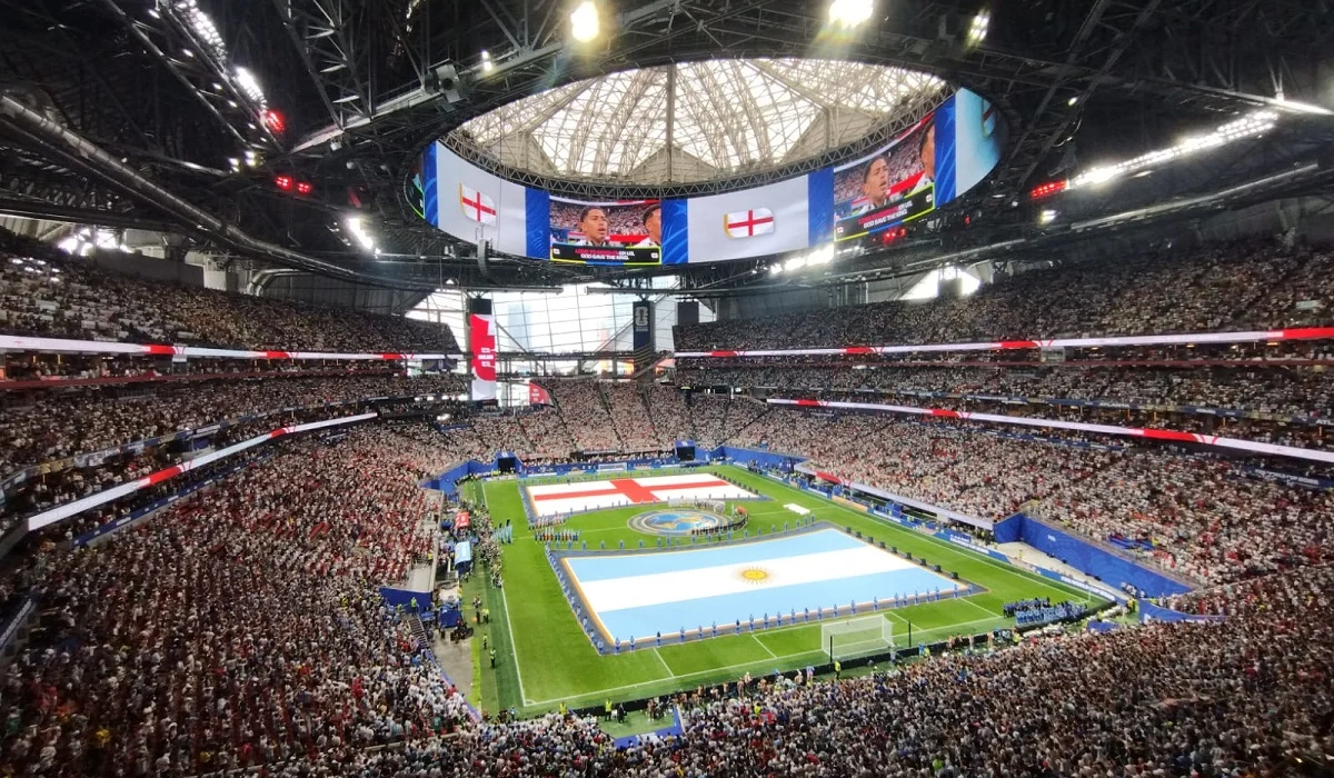 Los hinchas argentinos no respetaron el himno de Inglaterra y le cantaron ´el que no salta es un inglés´