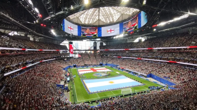 Los hinchas argentinos no respetaron el himno de Inglaterra y le cantaron ´el que no salta es un inglés´