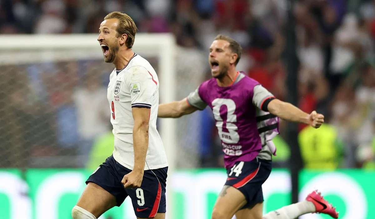 Jordan Henderson se lesionó durante los festejos de Inglaterra y fue retirado en camilla del Estadio Azteca