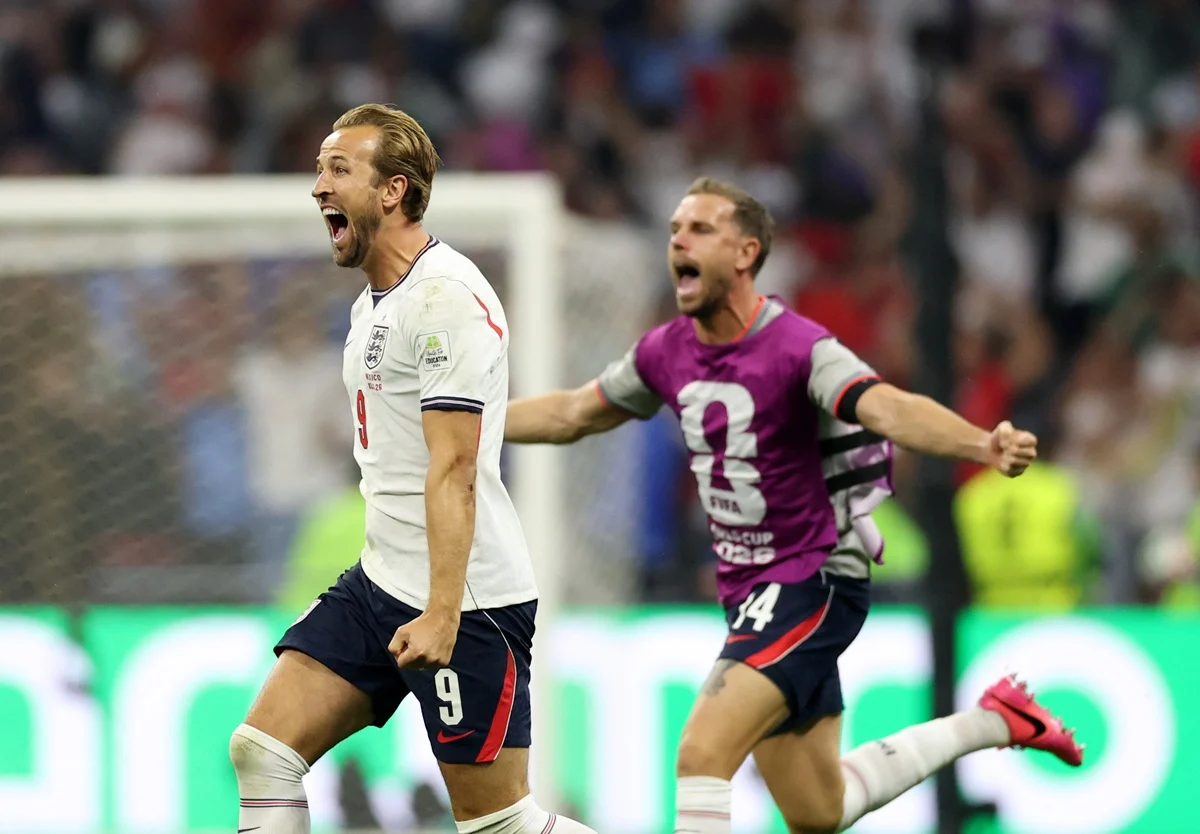 Jordan Henderson se lesionó durante los festejos de Inglaterra y fue retirado en camilla del Estadio Azteca