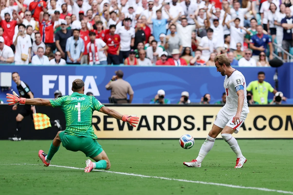 Harry Kane le marcaba un golazo a Noruega pero fue anulado por offside
