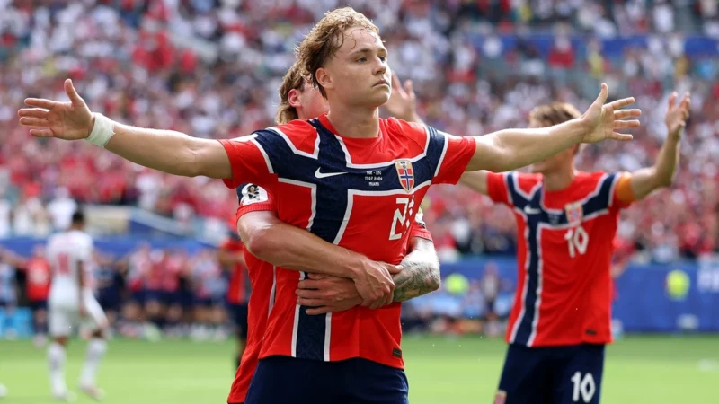 Noruega sorprende en Miami con bombazo de Schjelderup: Inglaterra reclamó falta previa