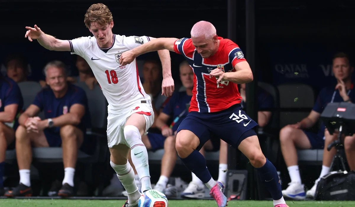 Julian Ryerson se lesionó y abandonó el campo en Noruega vs Inglaterra