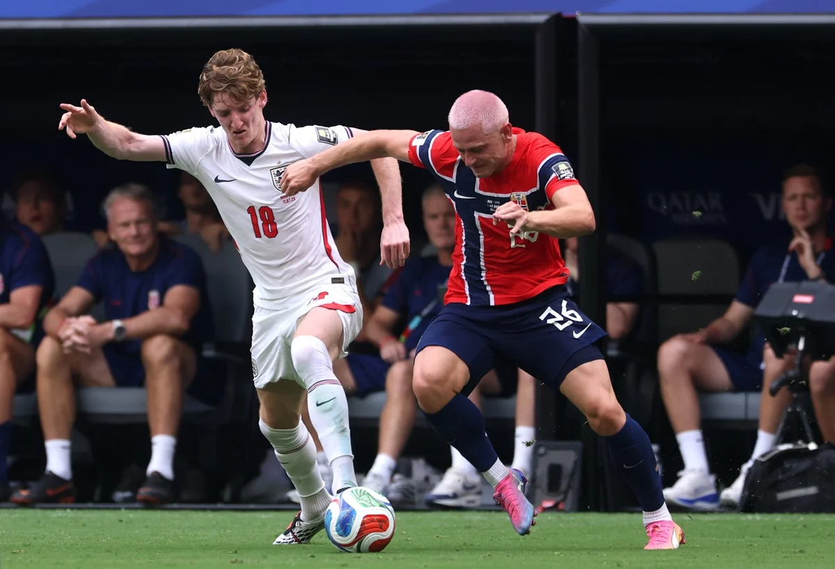 Julian Ryerson se lesionó y abandonó el campo en Noruega vs Inglaterra