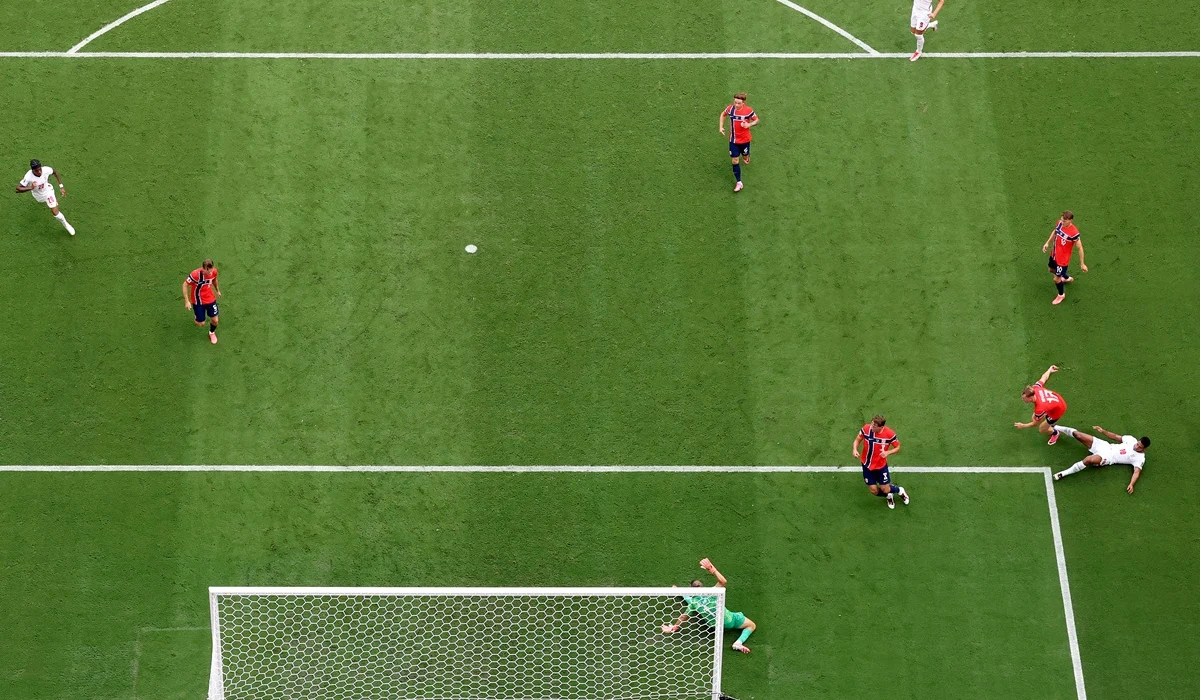Escándalo en el Mundial 2026: FIFA desmintió que la pelota tocara un cable aéreo en la previa al gol de Inglaterra a Noruega