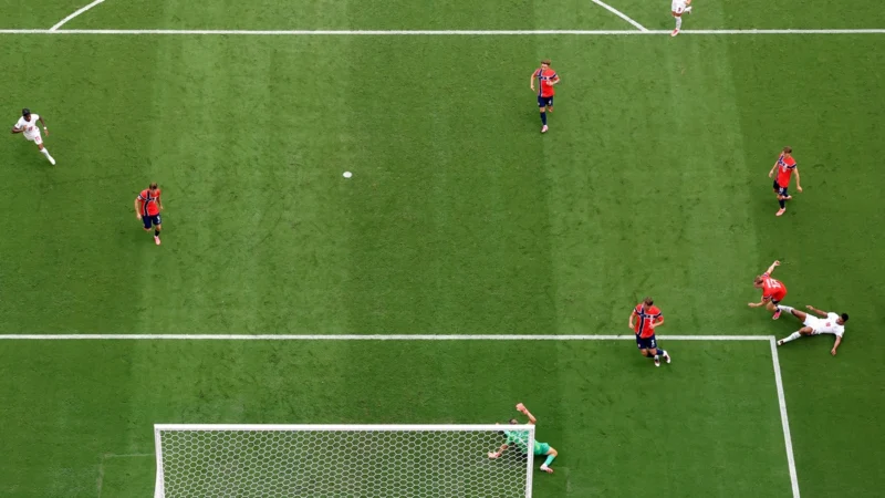 Escándalo en el Mundial 2026: FIFA desmintió que la pelota tocara un cable aéreo en la previa al gol de Inglaterra a Noruega