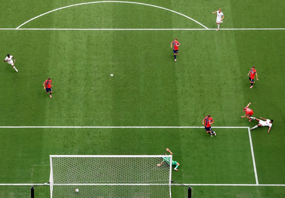 Escándalo en el Mundial 2026: FIFA desmintió que la pelota tocara un cable aéreo en la previa al gol de Inglaterra a Noruega