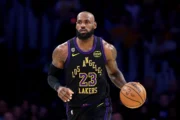 LeBron James va a Philadelphia y ficha con los Sixers