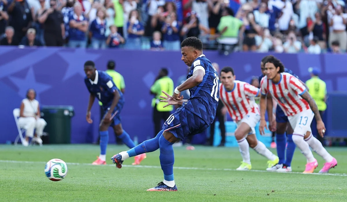 Francia quebró a Paraguay con un penal VAR: gol de Mbappé en Filadelfia
