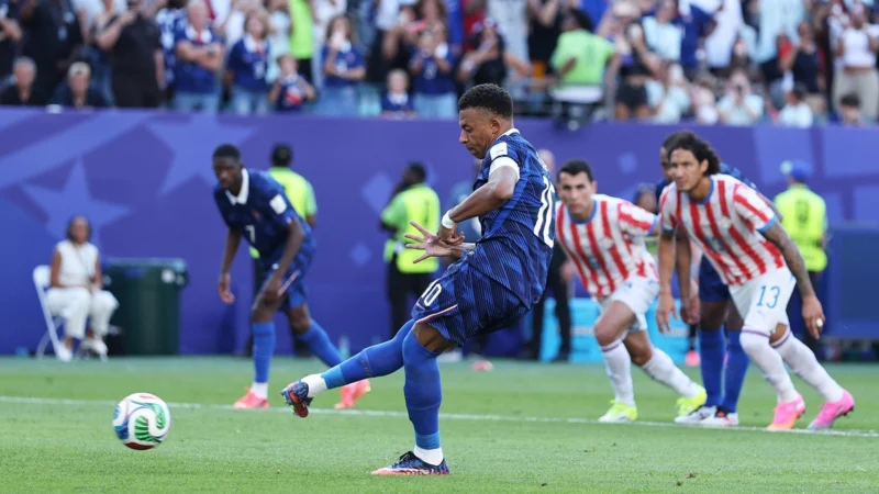 Francia quebró a Paraguay con un penal VAR: gol de Mbappé en Filadelfia