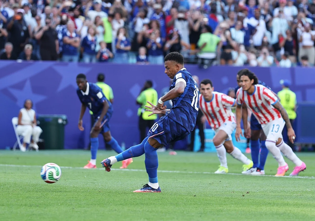 Francia quebró a Paraguay con un penal VAR: gol de Mbappé en Filadelfia