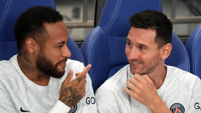 Neymar anunció su retiro de la selección en el mismo estadio que Messi lo hiciera hace diez años